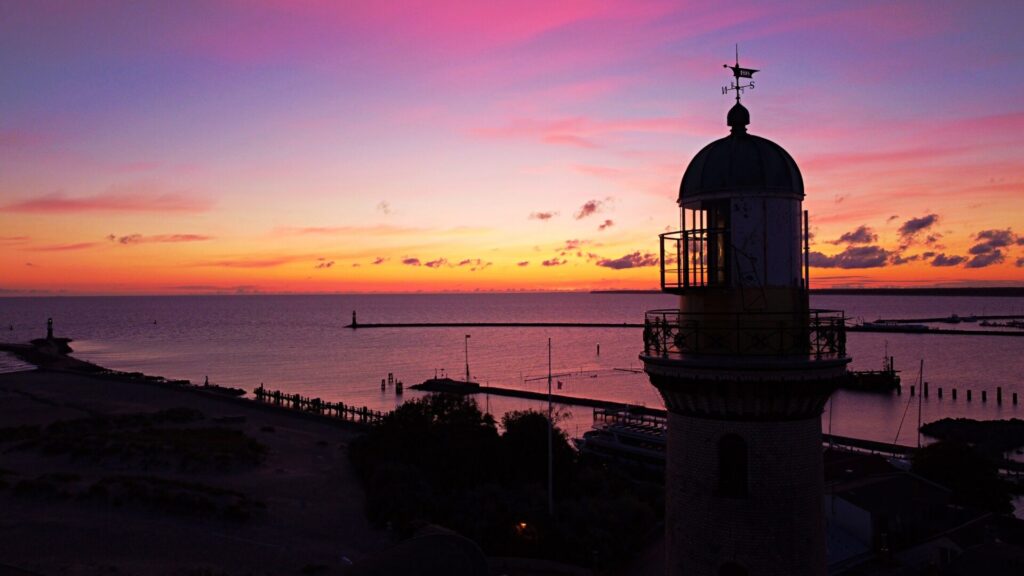 Leuchtturm Warnemünde am Morgen