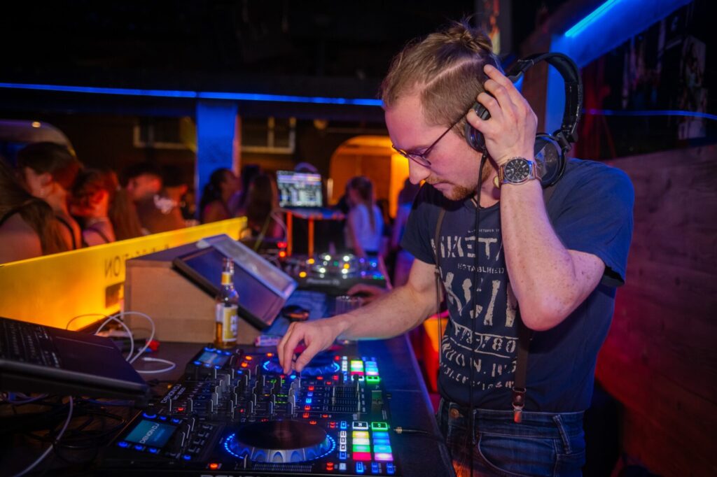 Dennis-Michael Kern am DJ-Setup bei einer Veranstaltung