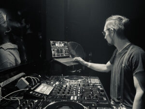 Dennis Kern am DJ-Setup