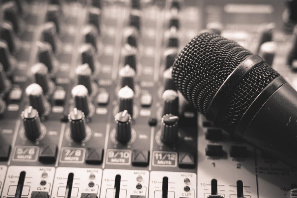 Mischpult und Mikrofon für Sounddesign und Audioproduktion