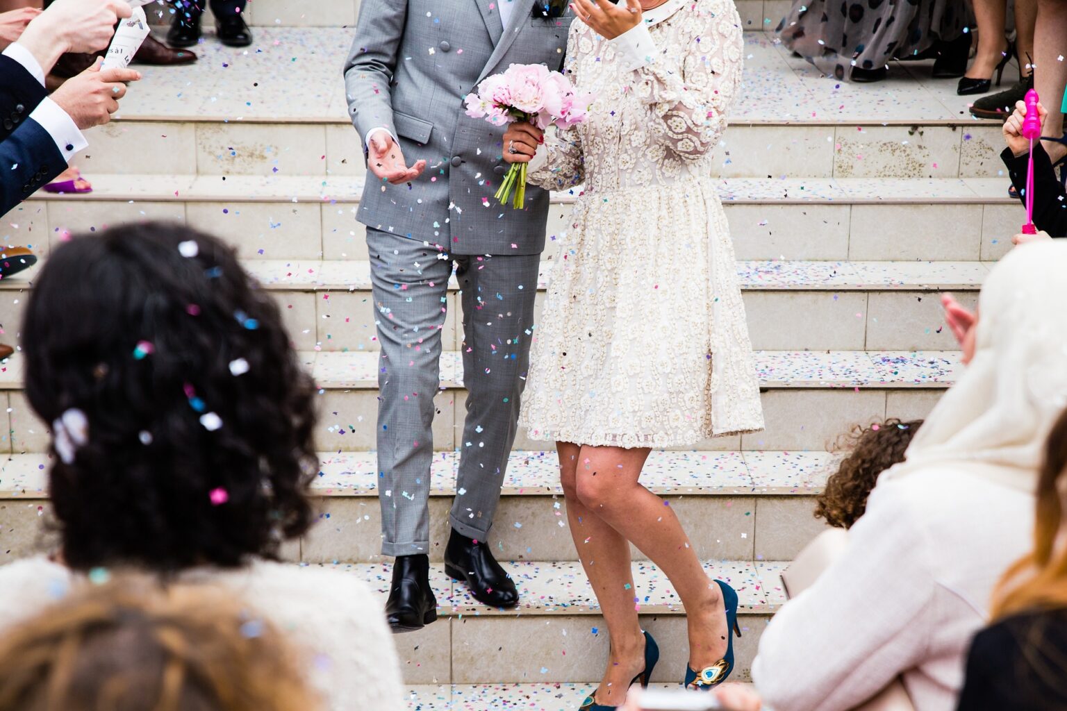 Hochzeitspaar und Gäste nach der Trauung