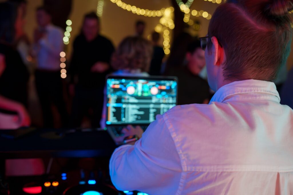 Blick über die Schulter von Dennis Kern am DJ-Pult bei einer Hochzeitsfeier