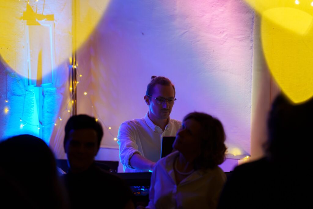 Dennis Kern als DJ auf einer Hochzeitsfeier